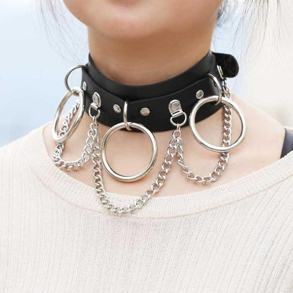 Oversized Leather Collar-Style Choker with Ring and Chain